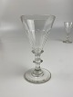 Holmegaard Anglais Weißweinglas aus klarem Glas 
mit facettierter spitzer Trog am Stiel mit Knopf