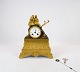 French fireplace clock of gilded bronze from around the 1820s.
5000m2 showroom.