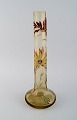L'Art præsenterer: Stor antik Emile Gallé japanisme vase i klart matteret kunstglas. Overfang udskåret med ...