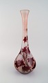 Legras, Frankrig. Stor vase i matteret kunstglas i violette toner med rødt 
overfang udskåret med motiver i form af bladværk. 1920