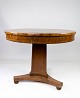 Round dining table of mahogany, in great vintage condition from 1860. 
5000m2 showroom.
