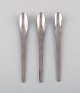 Arne Jacobsen for Georg Jensen. Modernist AJ cutlery. Three teaspoons in 
stainless steel. Late 20th century.

