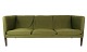 Tre personers sofa, Model AP 18S, polstret med grønt uldstof og ben af mørkt 
træ, designet af Hans J. Wegner fra 1960erne. 
5000m2 udstilling.