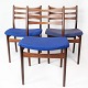 Sæt af tre spisestuestole i teak og mørkeblå polstring, af Dansk design fra 
1960erne. 
5000m2 udstilling.

