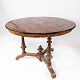 Rundt spisebord af valnød med intarsia, i flot antik stand fra 1890erne. 
5000m2 udstilling.
