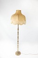 Floor lamp of brass and shade of fabric, in great antique condition. 
5000m2 showroom.