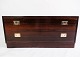 Low chest of drawers in rosewood with brass handles, of Danish design from the 
1960s. 
5000m2 showroom.
