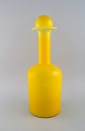 Otto Brauer for Holmegaard. Stor vase/flaske i gult kunstglas med gul kugle. 
1960