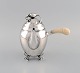 L'Art præsenterer: Georg Jensen Magnolia kaffekande i hammerslået sterlingsølv med hank af elfenben. Model 2C. ...