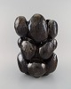 Christina Muff, dansk samtidskeramiker (f. 1971). Stor skulpturel unika vase i 
glaseret stentøj. Smuk sort metallisk glasur.
