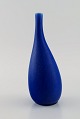 L'Art præsenterer: Stig Lindberg (1916-1982) for Gustavsberg. Vase i glaseret keramik. Smuk glasur i blå ...