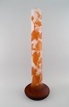 L'Art 
præsenterer: 
Kolossal 
antik Emile 
Gallé vase i 
matteret 
kunstglas med 
orange overfang 
udskåret i form 
af ...