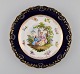 Antik Meissen tallerken i håndmalet porcelæn. Romantisk scene, blå kant med 
gulddekoration. Sent 1800-tallet.
