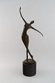 Miguel Fernando Lopez (Milo). Portugisisk skulptør. Modernistisk  kvindeskulptur 
i massiv bronze på marmorsokkel. Sent 1900-tallet.
