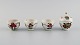 L'Art præsenterer: Antik kinesisk lågkrukke og tre kopper i håndmalet porcelæn med blomster. 1800-tallet.