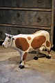 K&Co. præsenterer: Dekorativ , stor svensk 1800 tals ko i udskåret træ med gammel bemaling og en rigtig fin ...