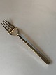 Scanline Bronze, dinner fork.
Designed by Sigvard Bernadotte.
Length 17.3 cm.
Nice and well maintained condition
With patina
