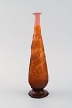 Emile Gallé vase i matteret kunstglas med orange overfang udskåret i form af 
blomster og bladværk. Tidligt 1900-tallet.
