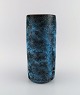 Pieter Groeneveldt (1889-1982), hollandsk keramiker. Cylindrisk unika vase i 
glaseret stentøj. Smuk glasur i blå og mørke nuancer. Midt 1900-tallet.
