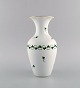 Herend vase i håndmalet porcelæn. Midt 1900-tallet.
