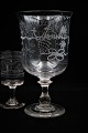 K&Co. præsenterer: STORT antikt fransk mundblæst Souvenir glas med skrift "Amitie" (Venskab) og blomster motiver…