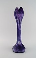 Daum Nancy, Frankrig. Stor art nouveau vase i lilla mundblæst kunstglas. 
Organisk formet som blomst. Tidligt 1900-tallet.
