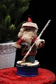 K&Co. præsenterer: Gammelt juletræspynt , julemand på ski lavet af pap , vat og filt...