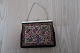 Vintage: 
Smuk gammel håndtaske
Broderet (men, så vidt vi bedømmer, ikke 
håndlavet)
Smuk lukning/bøjle og god lille kæde
Perlemor i bøjlen
Fra ca. 1950