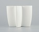 L'Art præsenterer: Heikki Orvola for Arabia, findland. Stor hvid porcelænsvase i abstrakt design.