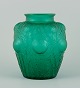 L'Art præsenterer: René Lalique, Frankrig.Sjælden Domremy kunstglasvase i grønt glas med tidsler i relief.