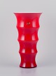 Anja Kjær for Holmegaard, stor kunstglas vase i mundblæst vinrødt glas.