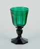 L'Art præsenterer: Val St. Lambert, Belgien, et "Lalaing" hedvinsglas i grønt facetslebet krystalglas.