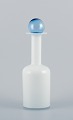 Otto Brauer for Holmegaard. Vase/flaske i hvidt mundblæst kunstglas med lyseblå 
kugle.