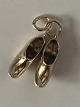 A pair of clogs pendant #14 carat Gold
Stamped 585
Height 19.98 mm
Width 11.27 mm