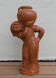 Klosterkælderen præsenterer: Kæmpe Terrakotta figur L. Hjorth 393 Stående kvinde med krukke 73 cm Gertrud Kudielka