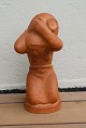 Klosterkælderen præsenterer: L. Hjorth 601 Kæmpefigur af knælende kvinde med krukke 49 cm 687 Gertrud Kudielka