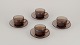 Vereco, Frankrig. Et sæt på fire kaffekopper og underkopper i røgfarvet 
kunstglas.