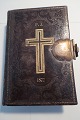 Evangelisk-christelig Psalmebog - til brug ved Kirke og Huus Andagt
Udgivet af Det Kgl. Vajsenhus Forlag 
Fra 1856
Skind med sølvlukke - smukt dekoreret med rosen motiv
U/stempel
Sideantal: 217
Indlagt firkløver og glansbillede
In sehr gutem Stande