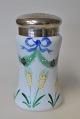 Pegasus – Kunst 
- Antik - 
Design 
præsenterer: 
Sukker 
strøbøsse i 
opaline glas 
med 
emaljemaling, 
ca. 1900, 
Tyskland.