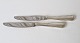 Karstens Antik 
præsenterer: 
Dobbeltriflet 
middagskniv i 
sølv og stål 
22,2 cm.