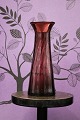 K&Co. 
præsenterer: 
Antikt 
mundblæst 
hyacintglas fra 
Holmegaard i 
smuk violet 
farve...