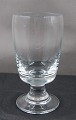 Antikkram 
præsenterer: 
Almue 
klare glas fra 
Holmegaard. 
Store 
rødvinsglas 
eller ølglas 
14cm
