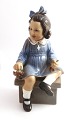 Lundin Antique 
präsentiert: 
Dahl 
Jensen. 
Porzellanfigur. 
Mädchen mit 
Beeren „Else“. 
Modell 1207. 
Höhe 19 cm. (1 
...