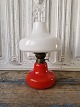 Holmegaard Oline petroleumslampe i rødt glas med hvis skærm i opalglas
