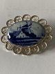 Silver brooch Delft with porcelain inlay, with beautiful Dutch mill.