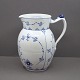 Antik 
Damgaard-
Lauritsen 
præsenterer: 
Royal 
Copenhagen, 
musselmalet 
riflet 
porcelæn; Kande 
med hank, Nr. 
450