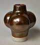 Poulsen, Tue 
(1939 - ) 
Danmark: Vase.