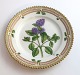 Lundin Antique 
præsenterer: 
Royal 
Copenhagen, 
Flora Danica. 
Kage tallerken. 
Design #3552. 
Diameter 14 cm. 
(1 ...