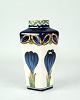 Firkantet Vase - Model 1044/102 - Fajance - Dekoreret Med Tulipaner - Håndmalet 
- Aluminia
Flot stand
