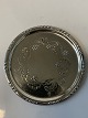 Antik Huset 
præsenterer: 
Georg 
Jensen. 
Flaskebakke i 
hammerslået 
sterling sølv.
Nummer: 51